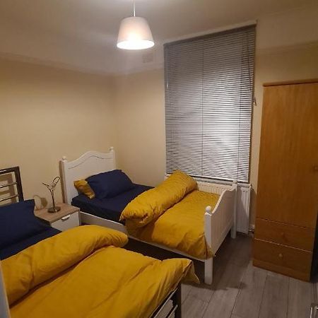 Entire 2 Bedroom Home/Flat In London, Central Line Exteriör bild