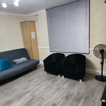 Entire 2 Bedroom Home/Flat In London, Central Line Exteriör bild