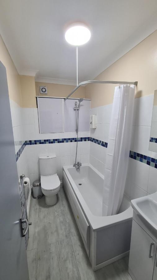 Entire 2 Bedroom Home/Flat In London, Central Line Exteriör bild