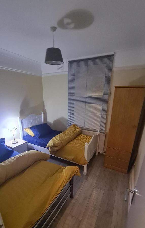 Entire 2 Bedroom Home/Flat In London, Central Line Exteriör bild