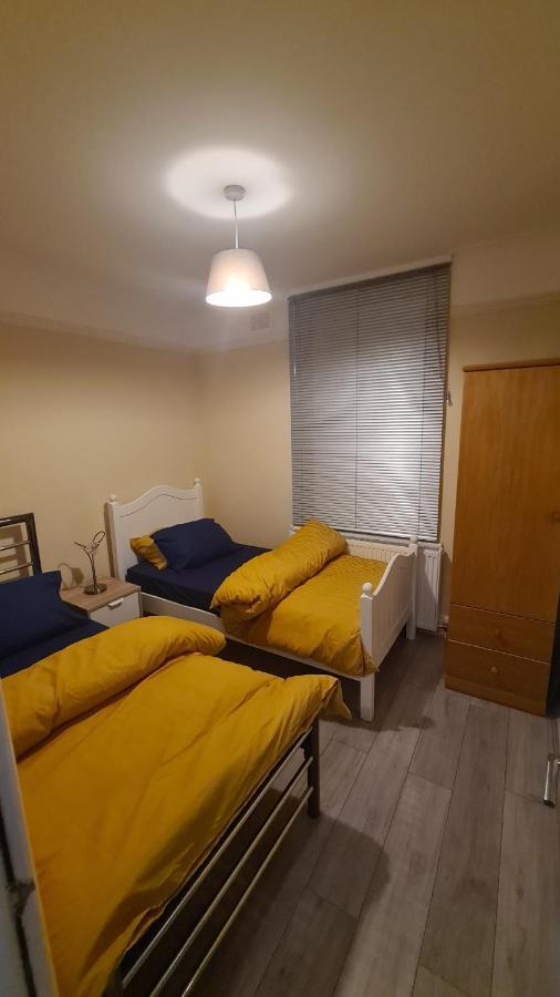 Entire 2 Bedroom Home/Flat In London, Central Line Exteriör bild