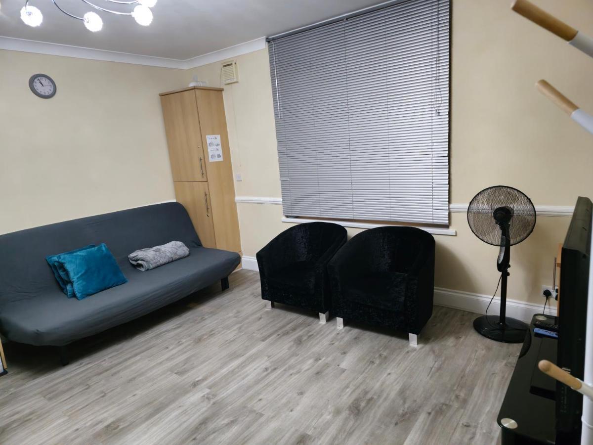 Entire 2 Bedroom Home/Flat In London, Central Line Exteriör bild